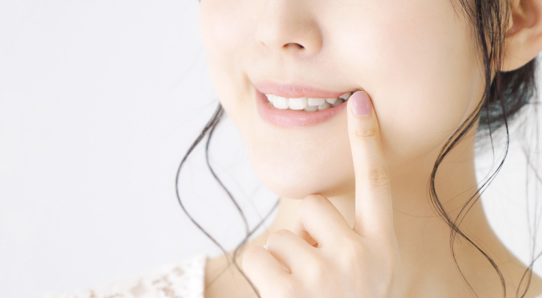 笑顔で歯を見せている女性の写真