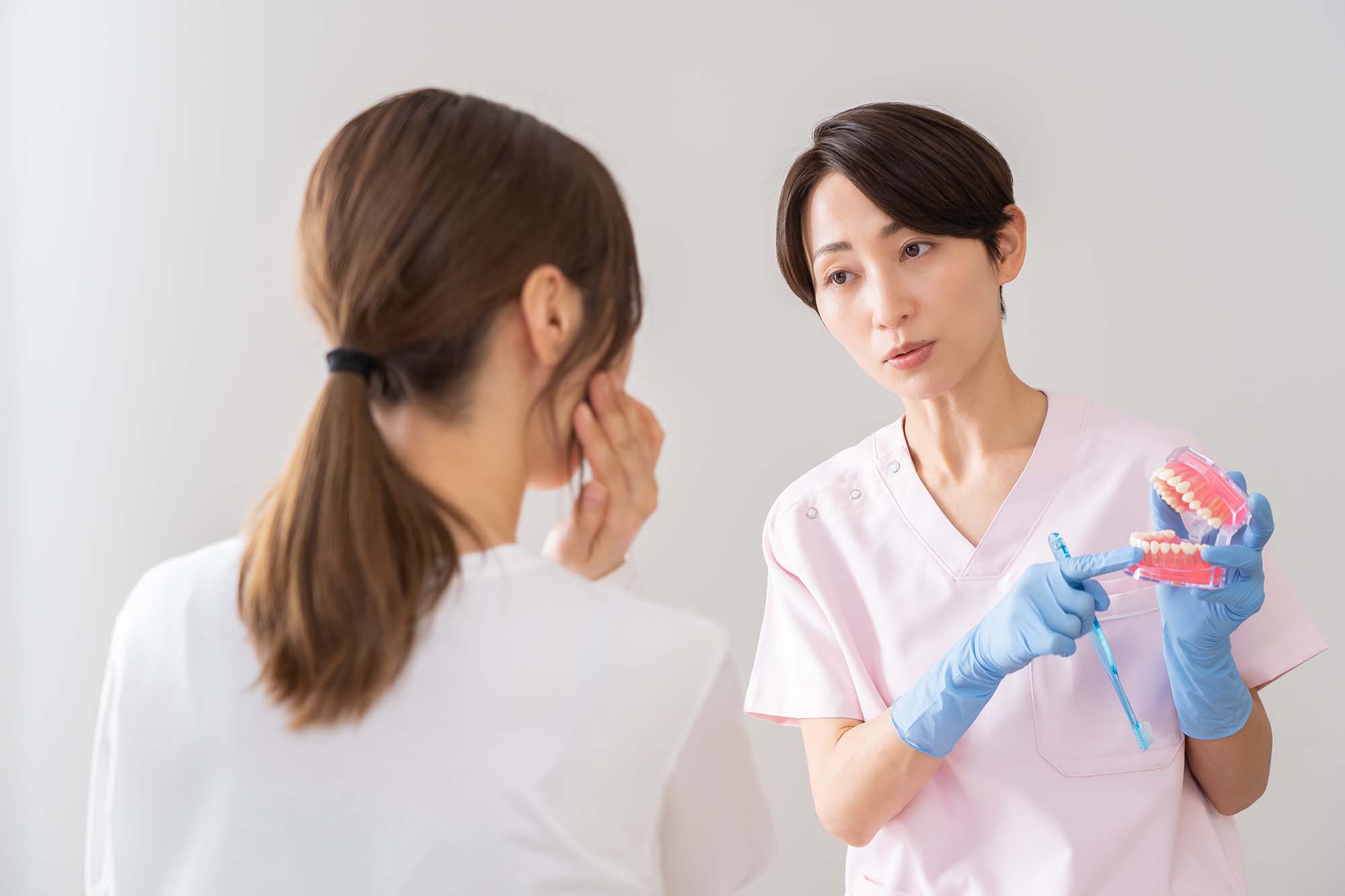 歯磨き指導をする歯科医