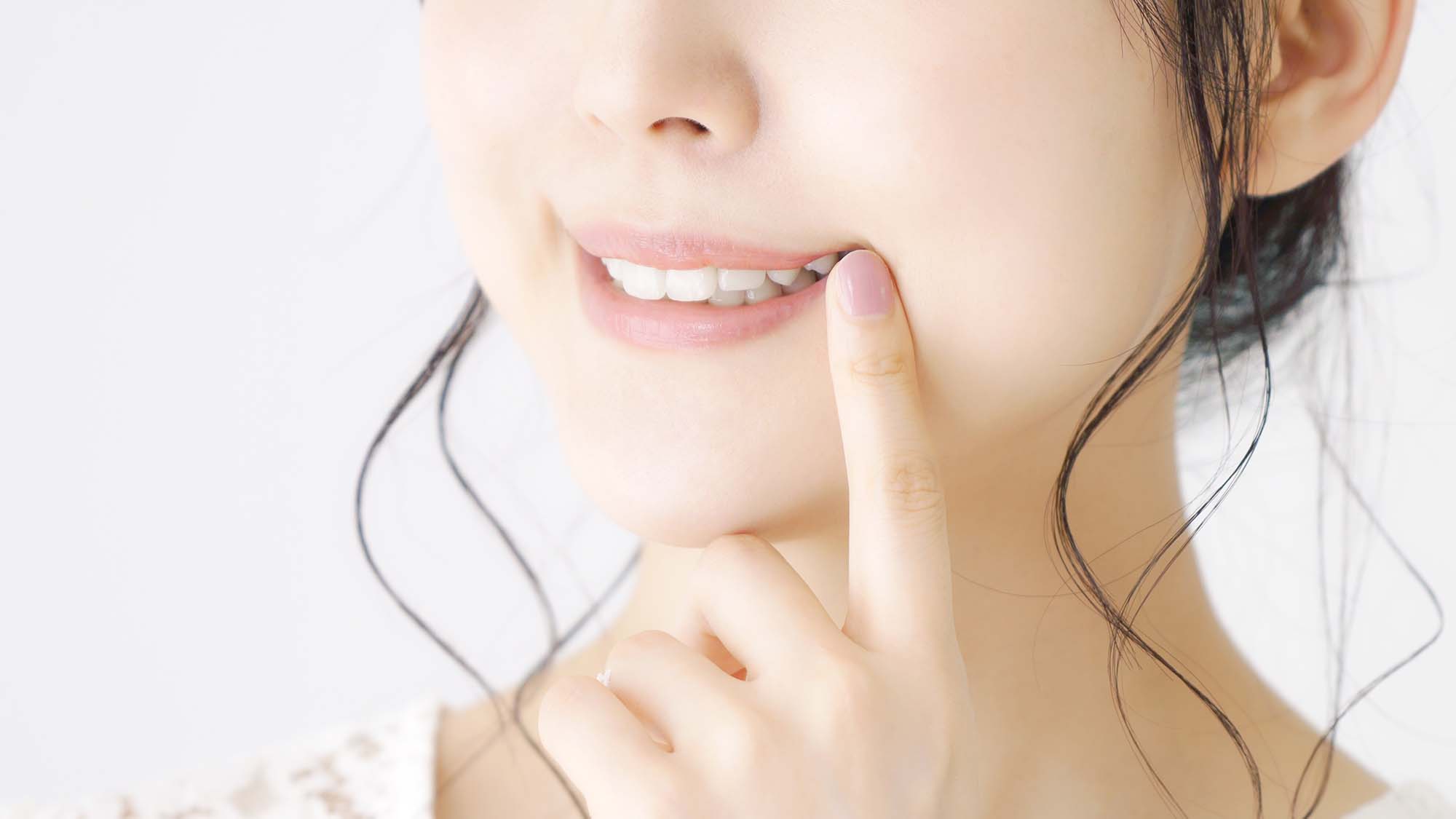 女性がきれいな歯を見せる写真