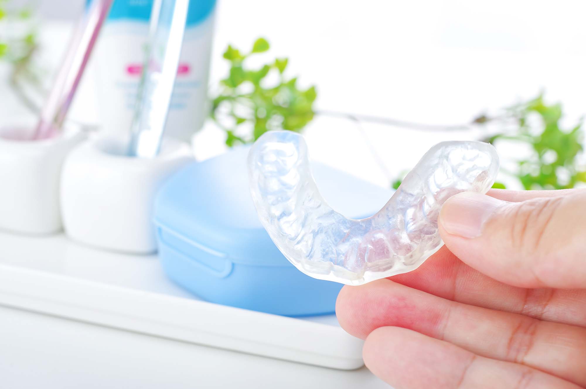 透明なマウスピースタイプの矯正器具